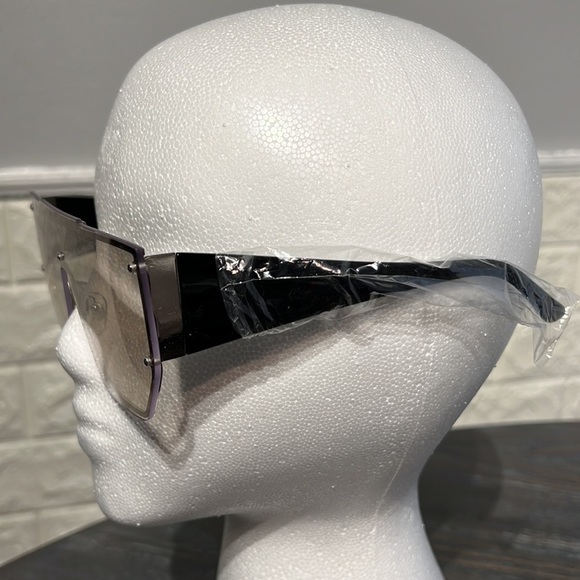 Oversize Square Shield Flat Top Exposed Lens Sunglasses. Black arms - Picture 7 of 8